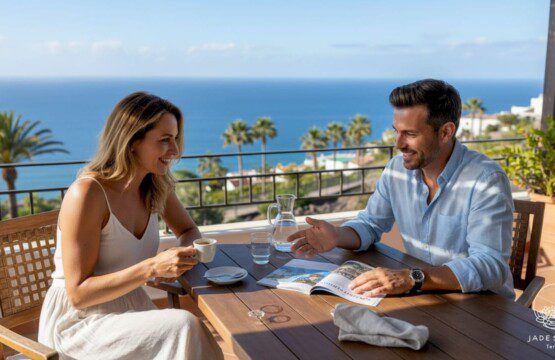 Sonnige Terrasse einer Villa mit traumhaftem Blick auf die Küste Teneriffas