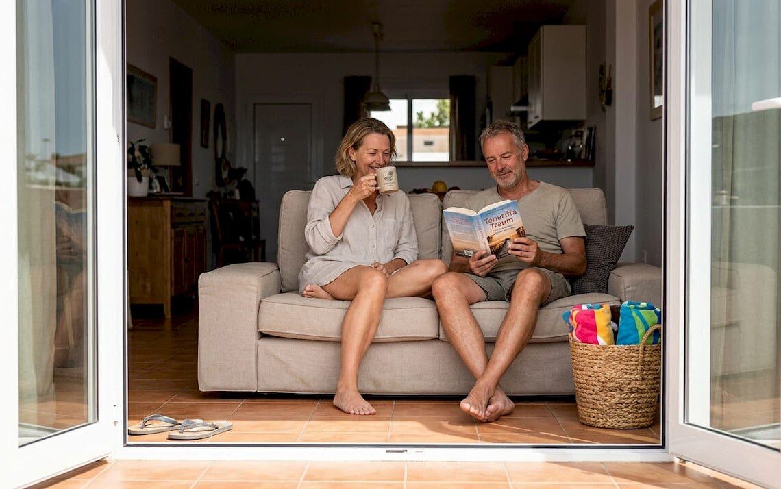 Ein Paar genießt entspannte Stunden im lichtdurchfluteten, modernen Ferienhaus.