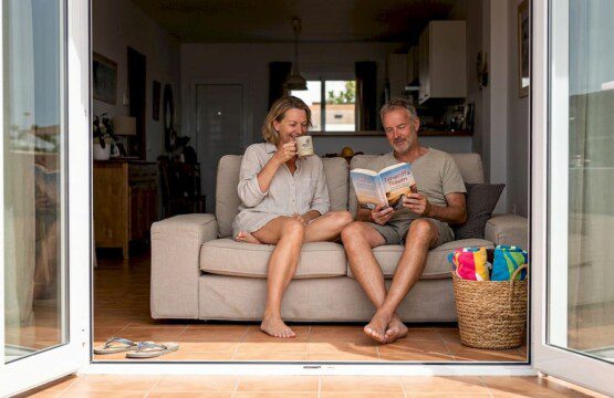 Ein Paar genießt entspannte Stunden im lichtdurchfluteten, modernen Ferienhaus.