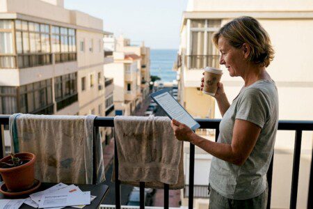 Ein Hauseigentümer in Teneriffa überprüft die Unterlagen für die Vermietung seiner Immobilie.