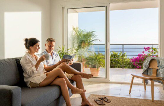 Ein Paar genießt entspannte Tage in einer Ferienwohnung auf Teneriffa.