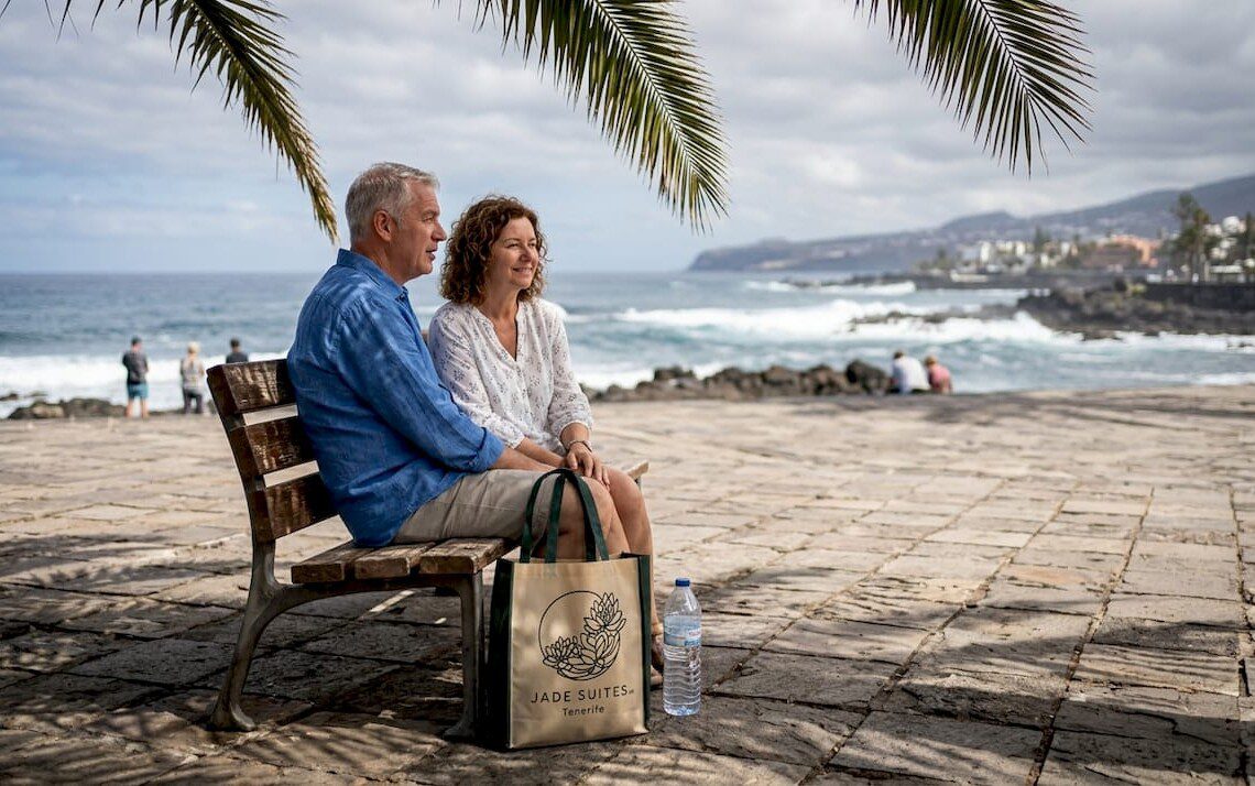 Ein Paar genießt die entspannte Atmosphäre auf dem Platz im Herzen von Puerto de la Cruz.