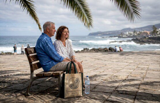 Ein Paar genießt die entspannte Atmosphäre auf dem Platz im Herzen von Puerto de la Cruz.