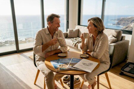 Ein Paar genießt entspannte Stunden in einem luxuriösen Apartment auf Teneriffa.