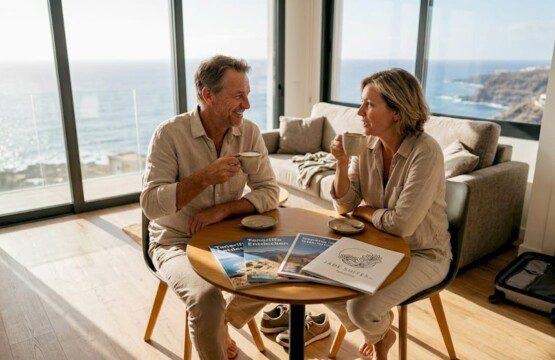 Ein Paar genießt entspannte Stunden in einem luxuriösen Apartment auf Teneriffa.