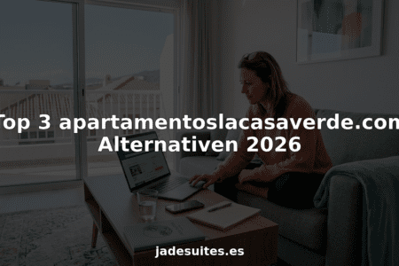 In ihrem gemütlichen Wohnzimmer stöbert eine Frau auf dem Laptop nach passenden Ferienwohnungen für den nächsten Urlaub.