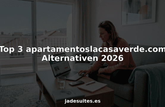 In ihrem gemütlichen Wohnzimmer stöbert eine Frau auf dem Laptop nach passenden Ferienwohnungen für den nächsten Urlaub.